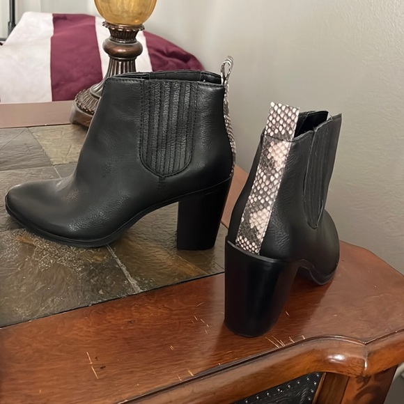 Dolce Vita Booties with snake print3” heel size 7M - Picture 1 of 9